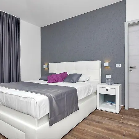 Selina - Nera * Makarská